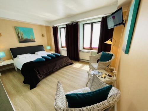 フロロンヴィルにあるHostellerie Sainte-Cécileのベッドルーム1室(ベッド1台、椅子2脚付)