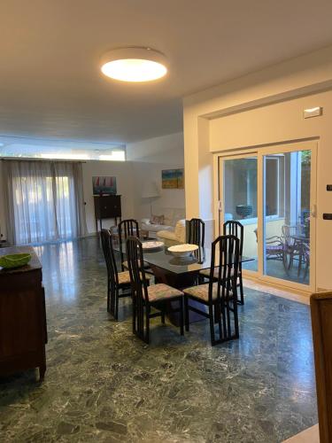 comedor y sala de estar con mesa y sillas en Villa Savoia Mondello en Mondello