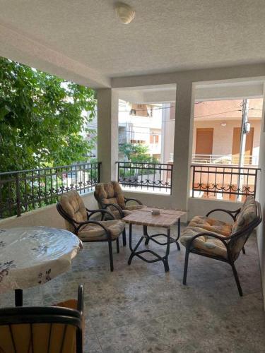a balcony with chairs and a table and a table at Apartmani Vedrana in Sutomore