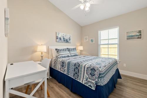 Ένα ή περισσότερα κρεβάτια σε δωμάτιο στο SunRise Cottage - Minutes to Downtown & Beaches