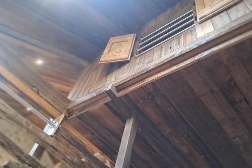 een houten schuurdeur met een ventilator in het plafond bij La Maisonnette d'Archiane in Châtillon-en-Diois