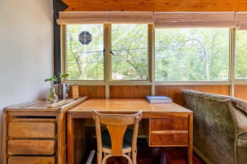 a wooden desk in a room with a window at CORAGGIOSA in Mendoza