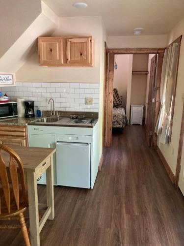 Dapur atau dapur kecil di All Seasons Treehouse Village
