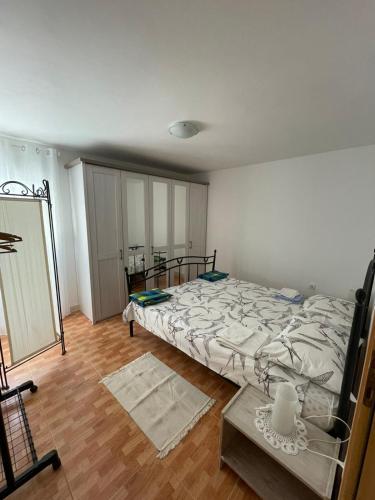 ein Schlafzimmer mit einem großen Bett und Holzboden in der Unterkunft Apartmani Suza in Selca