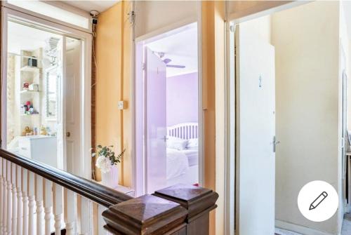 Pokój z klatką schodową i lustrem w obiekcie Exclusive rooms w Londynie