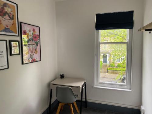una camera con un tavolino e una finestra di Dragon Parade Apartment a Harrogate