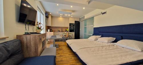um quarto grande com 2 camas e um sofá em Apartament LIDER na wyłączność em Słupsk