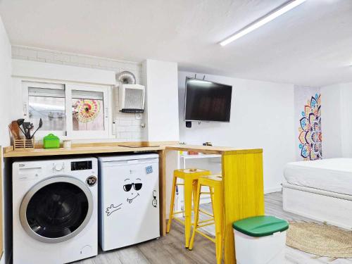uma cozinha com uma máquina de lavar roupa num quarto em Studio Simon 1 Murcia em Múrcia