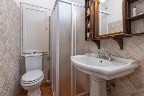 ein Bad mit einem WC und einem Waschbecken in der Unterkunft Tina’s House in Cortona