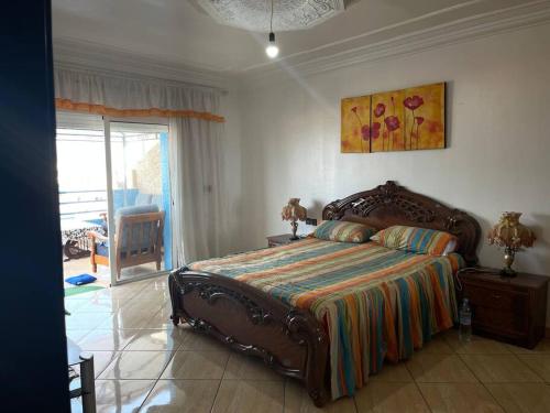 1 dormitorio con 1 cama en una habitación con ventana en Grand appart avec vue sur mer, en Oued Laou