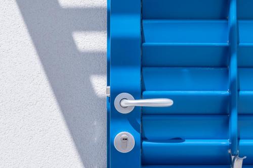 a blue door with a silver door handle at EGIDA camere mediterranee in Favignana