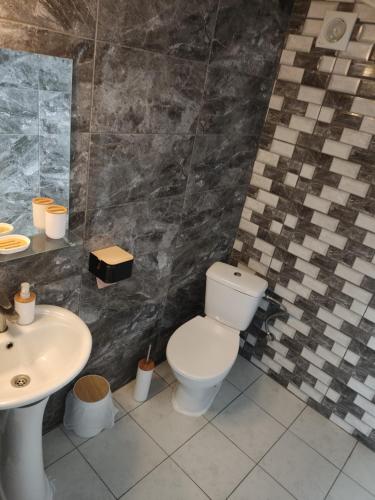 La salle de bains est pourvue de toilettes et d'un lavabo. dans l'établissement Ouranoupolis View Point, à Ouranoupoli