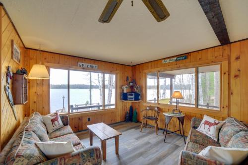 Posezení v ubytování Lakefront Cabin with Private Dock and Beach!