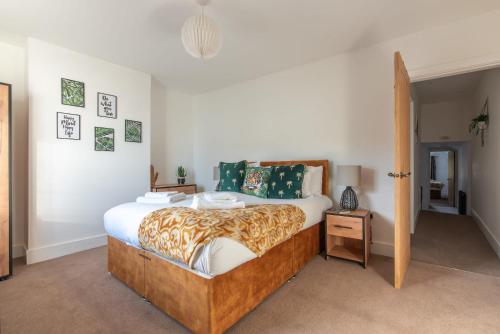 um quarto com uma cama grande num quarto em Stylish Southampton City Centre House em Southampton