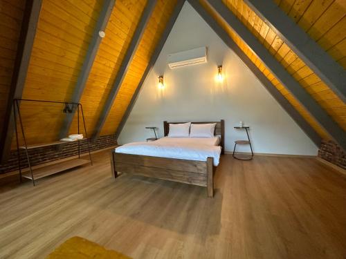 een slaapkamer met een bed op zolder bij ROSE SAPANCA STONE HOUSE in Sakarya