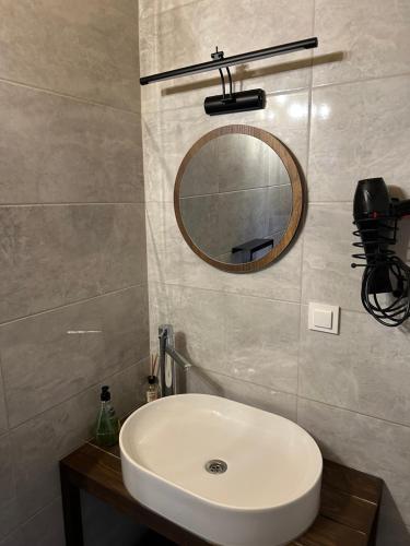 W łazience znajduje się biała umywalka i lustro. w obiekcie ROSE SAPANCA STONE HOUSE w mieście Sakarya