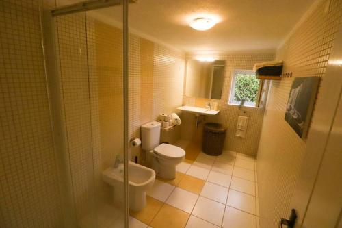 Bilik mandi di Cascais Getaway with a shared pool