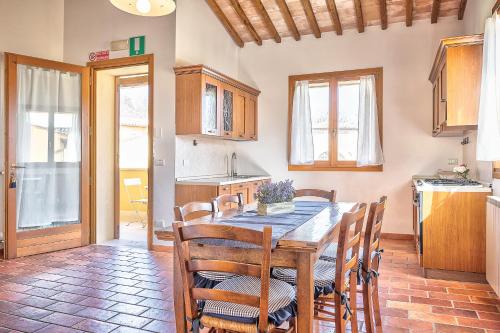 a kitchen and dining room with a table and chairs at Borgo del Faggio - Case Vacanza in Montepulciano