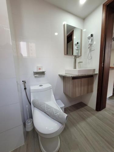 a bathroom with a white toilet and a sink at Apartaestudio 21 Detrás del Hyper Jumbo con planta eléctrica in Maracay