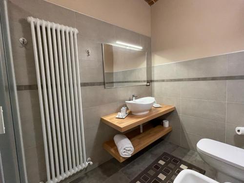 łazienka z białą umywalką i grzejnikiem w obiekcie CA' DIJ SARACH w mieście Canelli
