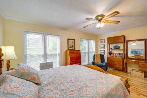 een slaapkamer met een bed en een plafondventilator bij Unique Unicoi Home with Deck and Mountain Views! in Unicoi