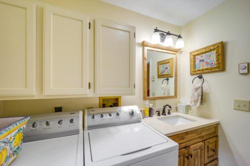 een keuken met een witte wasmachine en een wastafel bij Unique Unicoi Home with Deck and Mountain Views! in Unicoi