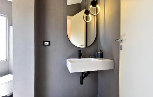 een badkamer met een witte wastafel en een spiegel bij Villa Delle Sterlizie in Valguarnera