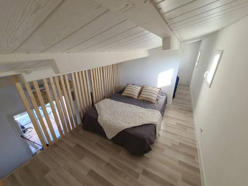 une chambre avec un lit au milieu d'une pièce dans l'établissement Maison pleine de charme avec grand jacuzzi privé, au Cap d'Agde