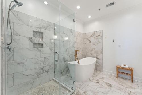 Ένα μπάνιο στο 302 OPV Top Floor Ocean Views Penthouse