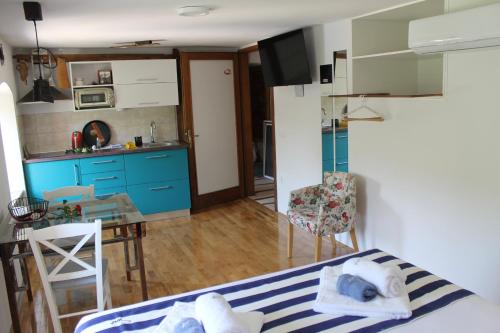 a small room with a bed and a kitchen at Apartmani Pelješac Sova in Sreser