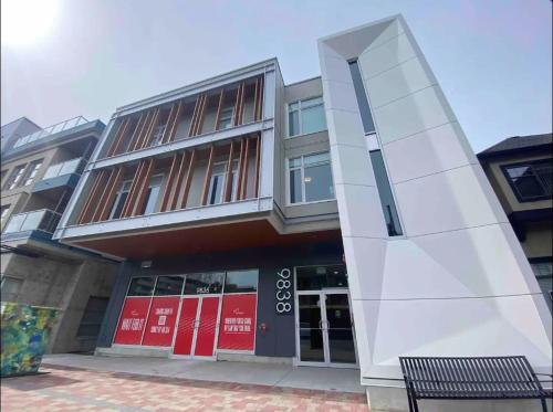 un edificio con una panchina davanti di Perfect Brand New Studio Downtown Sidney a Sidney