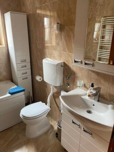 Un baño de Helena Apartments