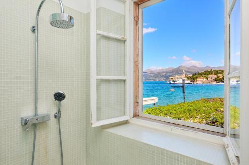 洛普德島的住宿－Bed & Breakfast- La Villa Lopud，设有一个窗户的淋浴,享有水景