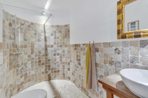W łazience znajduje się umywalka, toaleta i prysznic. w obiekcie Villa Aventura w mieście Kralendijk