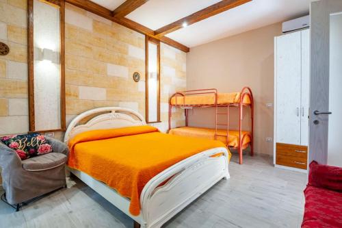 トッレ・ラピッロにあるVilletta Giorginaのベッドルーム1室(大型ベッド1台、オレンジの毛布付)
