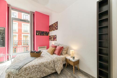 1 dormitorio con cama y ventana grande en L'élégance- Centre Historique- Confort- Netflix- Marché Frais et Local, en Grenoble