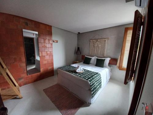 ein kleines Schlafzimmer mit einem Bett und einem Fenster in der Unterkunft Meu Dengo Pousada in Morro de São Paulo