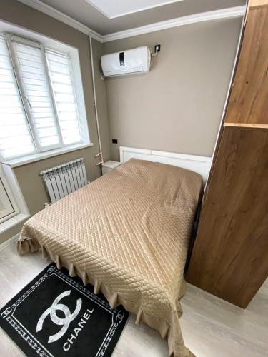 una stanza con una porta con una coperta sul pavimento di Квартира в центре города a Nukus