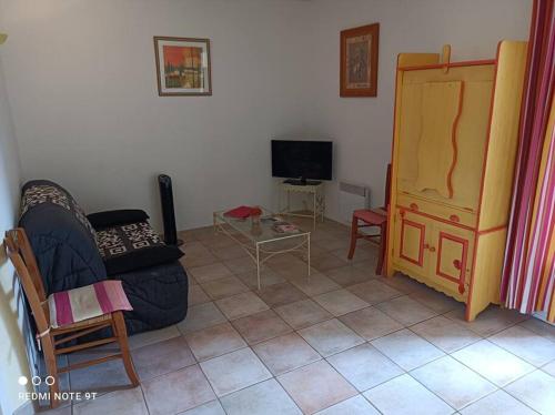 Televízia a/alebo spoločenská miestnosť v ubytovaní Anduze Gîte Les Lauriers au "Petit Clos des Cigales"