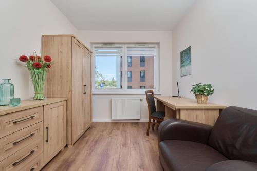 Posezení v ubytování Comfy Apartment with Parking & Balcony by Noclegi Renters