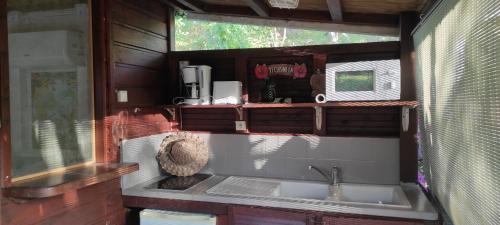 cocina con fregadero y ventana en bungalow tout confort avec piscine à 5 mn de la mer, en Saint-François