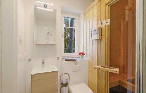 KutzowにあるReetdachhaus 8 Auf Usedomのバスルーム(トイレ、洗面台付)、窓が備わります。