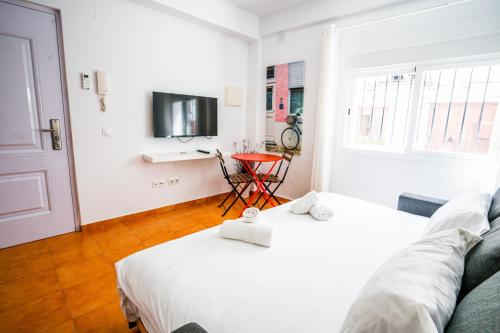 ein Wohnzimmer mit 2 Betten und einem TV in der Unterkunft Bermeja Village in Marbella