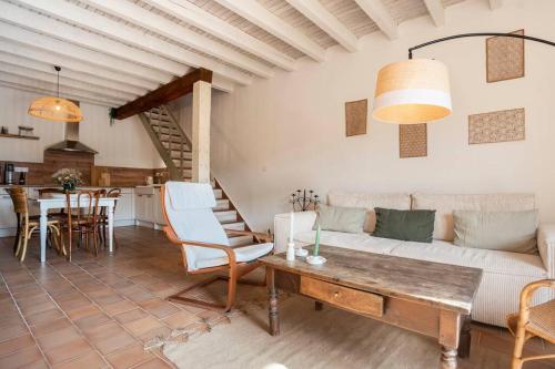 un salon avec un canapé et une table dans l'établissement Maison typique et de caractère au cœur d'un des plus beaux villages de France, à La Roque-sur-Cèze