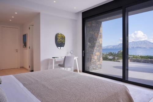 En eller flere senge i et værelse på H2O Art Beach Villa Crete
