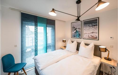 una camera con letto e sedia blu di Amazing Apartment In Rechlin With Kitchen a Rechlin