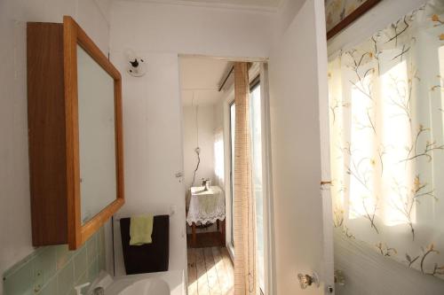 南安普敦的住宿－1 Bdrm Country cottage #5 - Rosewood Cottages，一间带水槽和镜子的浴室以及窗户。