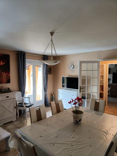 une cuisine et une salle à manger avec une table et des chaises dans l'établissement Mas provençal with terraces and small garden, à La Crau