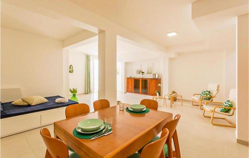 ein Wohnzimmer mit einem Esstisch und einem Bett in der Unterkunft Lovely Home In Marina Di Modica in Marina di Modica