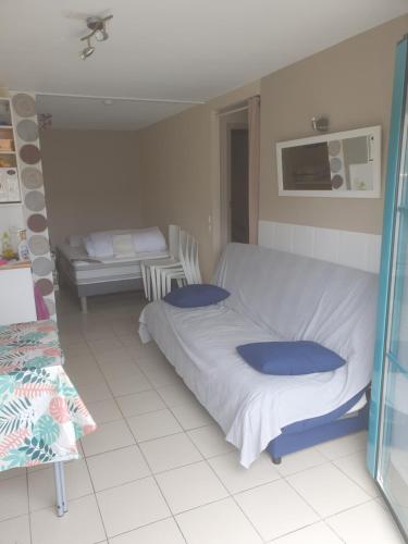 Postel nebo postele na pokoji v ubytování Studio cabine à 200m de la plage sainte Cécile